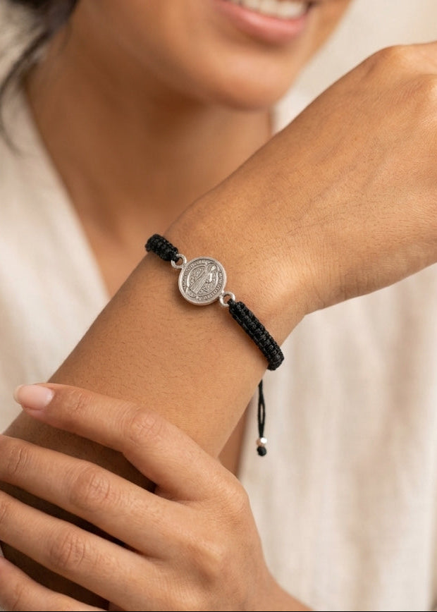 Pulsera de plata e hilo negro - San Benito