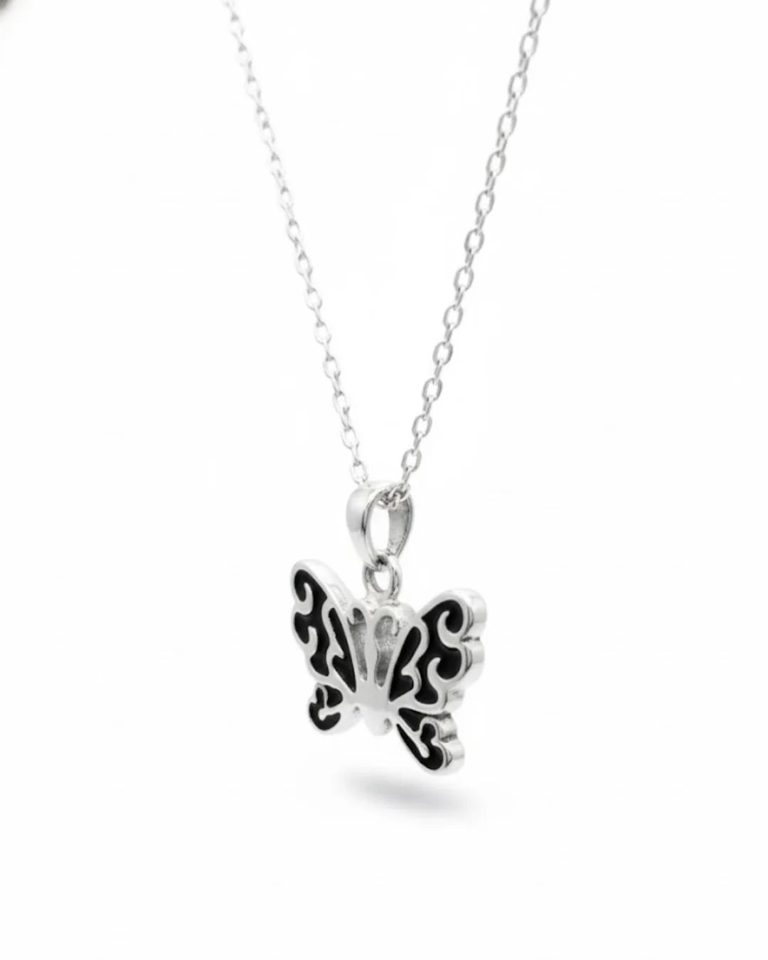 Mariposa en plata quemada